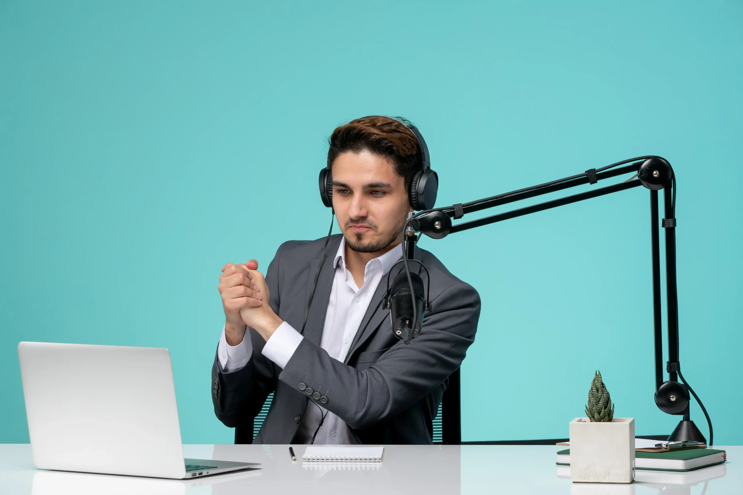 الرئيسية 5 blogger journalist recording speech cute handsome guy office holding hands scaled